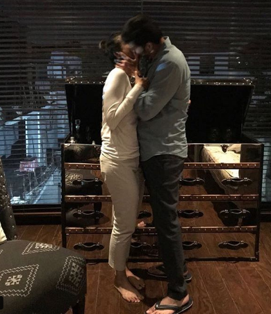 Mahesh kissing his wife Namratha