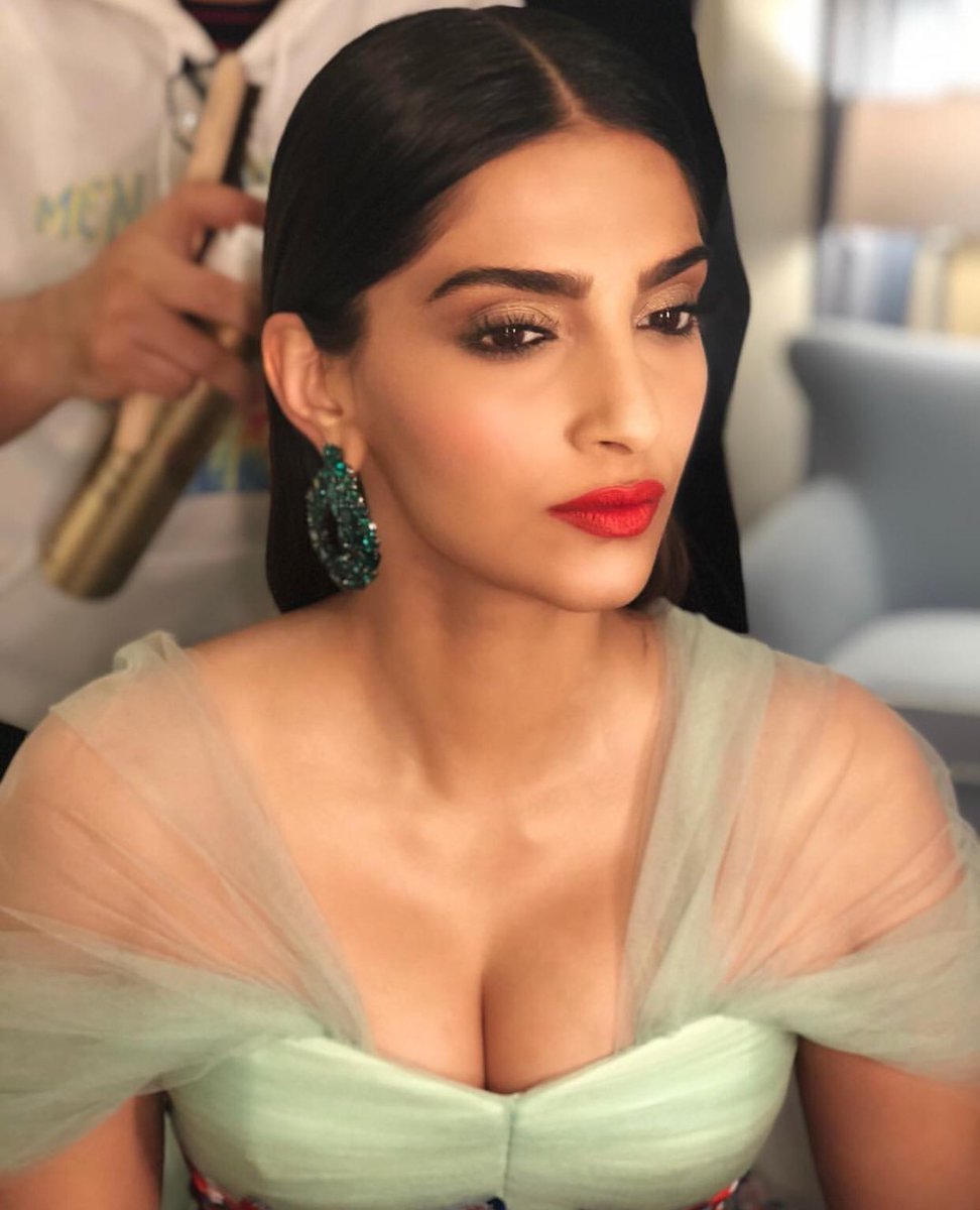 Sonam Kapoor turns Bombshell