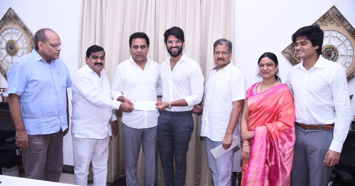 Vijay Devarakonda Donates Rs 25 Lakh