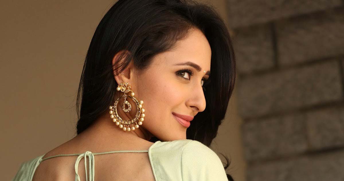 Pragya Jaiswal's stunning show in Blue